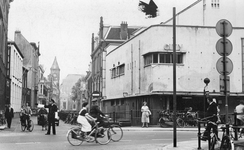 603577 Gezicht op de Drift te Utrecht, vanaf de Voorstraat, met rechts de bioscoop City Theater (Voorstraat 89).